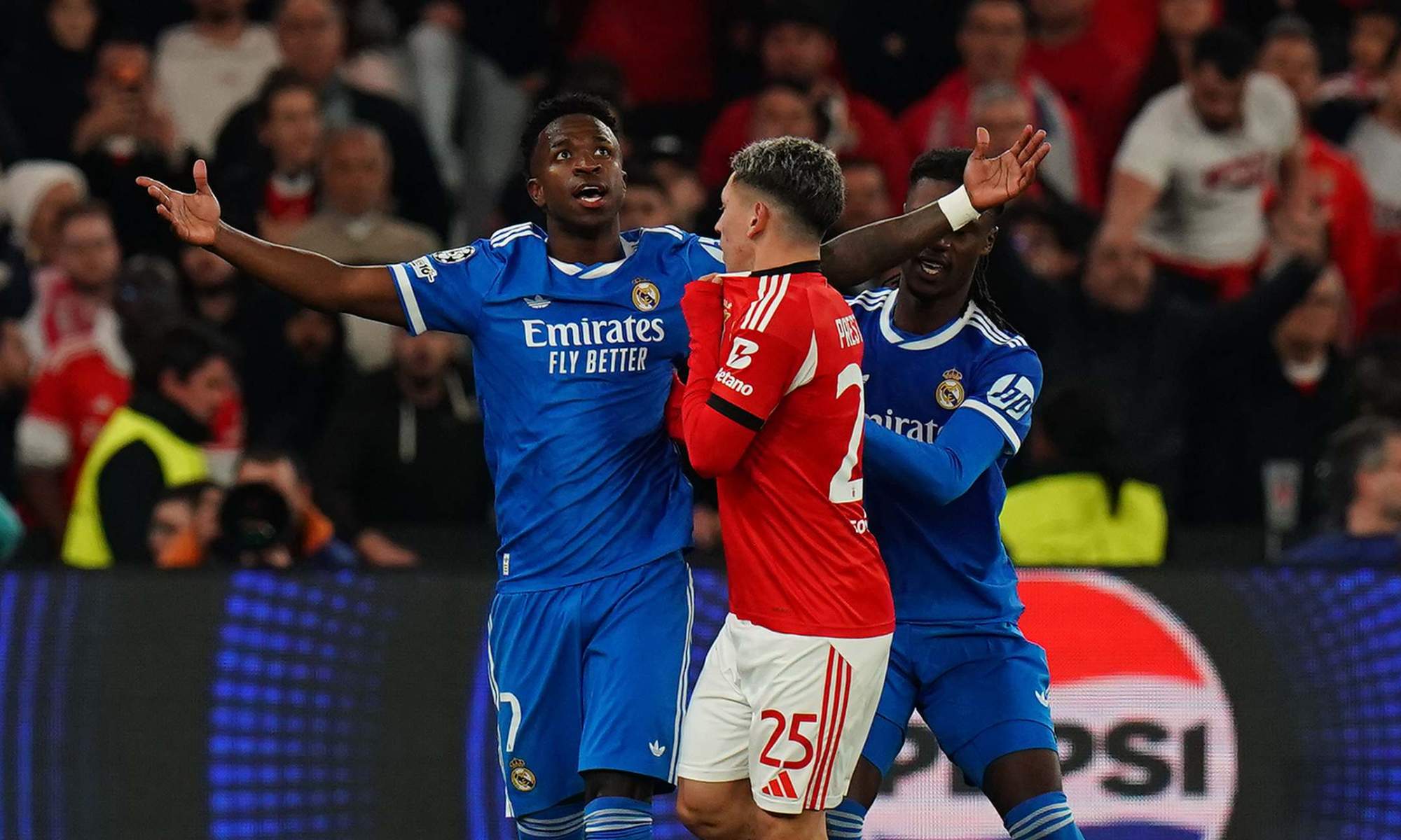 Gianni Prestianni y Vinicius Junior, separados por Eduardo Camavinga, tras su encontronazo en la ida de los 'play-offs' de Champions entre el Benfica y el Real Madrid en Lisboa.
