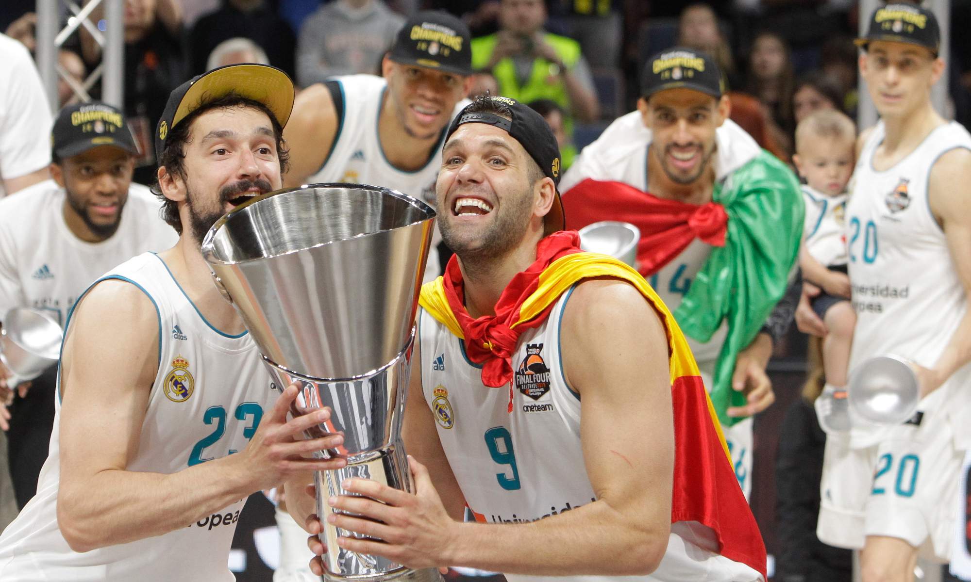Sergio Llull y Felipe Reyes, con la Euroliga entre sus manos, con Gustavo Ayón al fondo a la derecha.