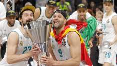 Sergio Llull y Felipe Reyes, con la Euroliga entre sus manos, con Gustavo Ayón al fondo a la derecha.