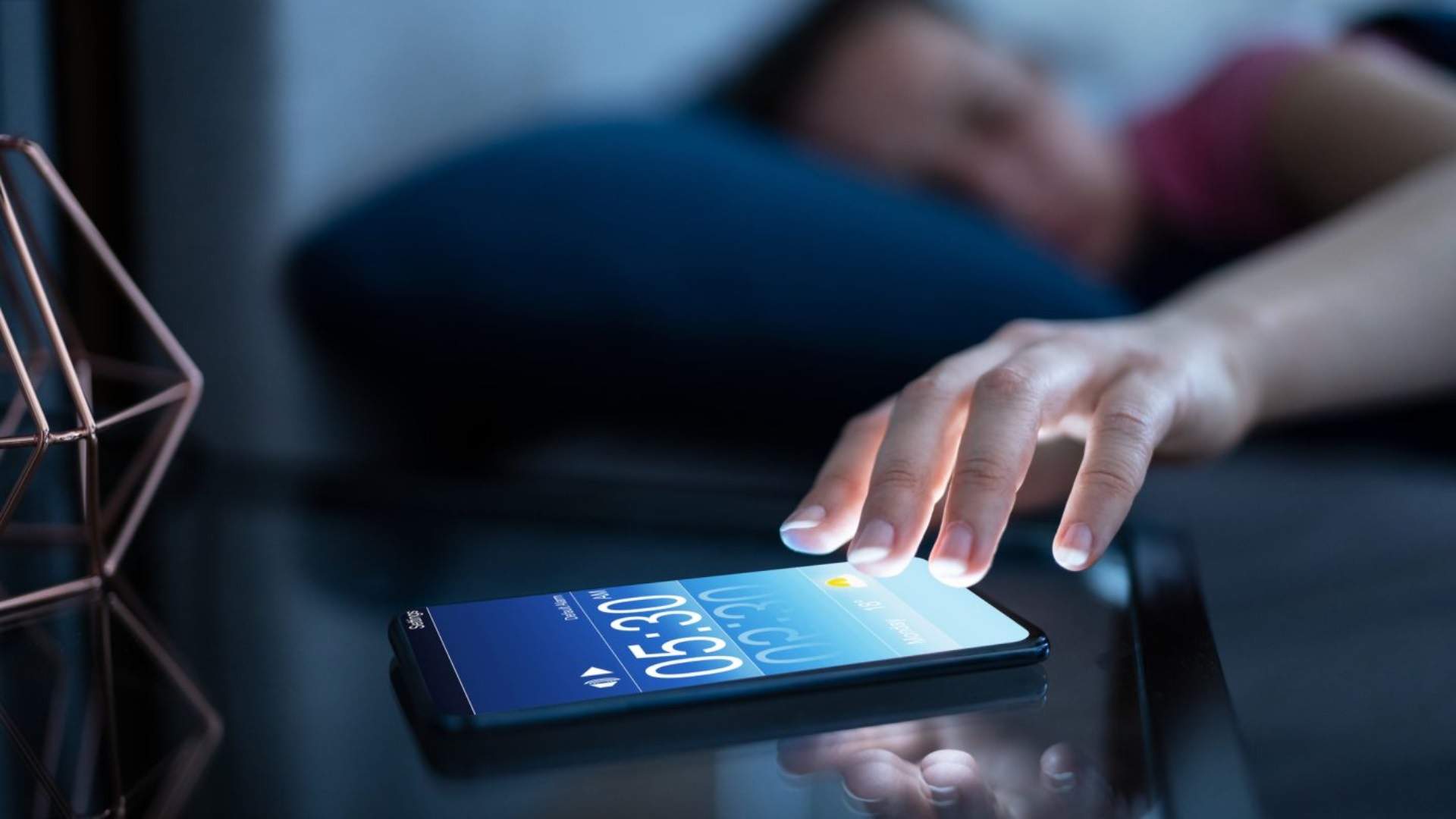Los expertos en longevidad coinciden sobre el móvil en la habitación para dormir: "El 25% de las personas expuestas a señales inalámbricas desarrollan trastornos severos del sueño"	