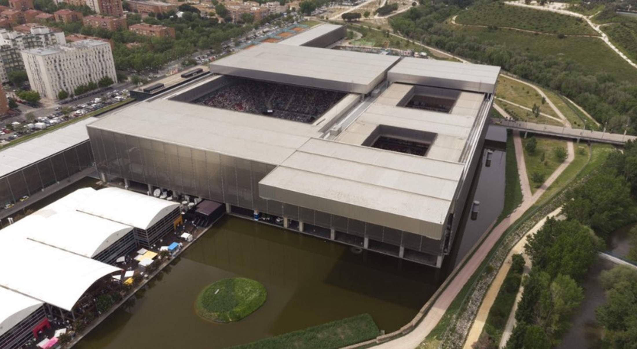 El doble movimiento de la Caja Mágica