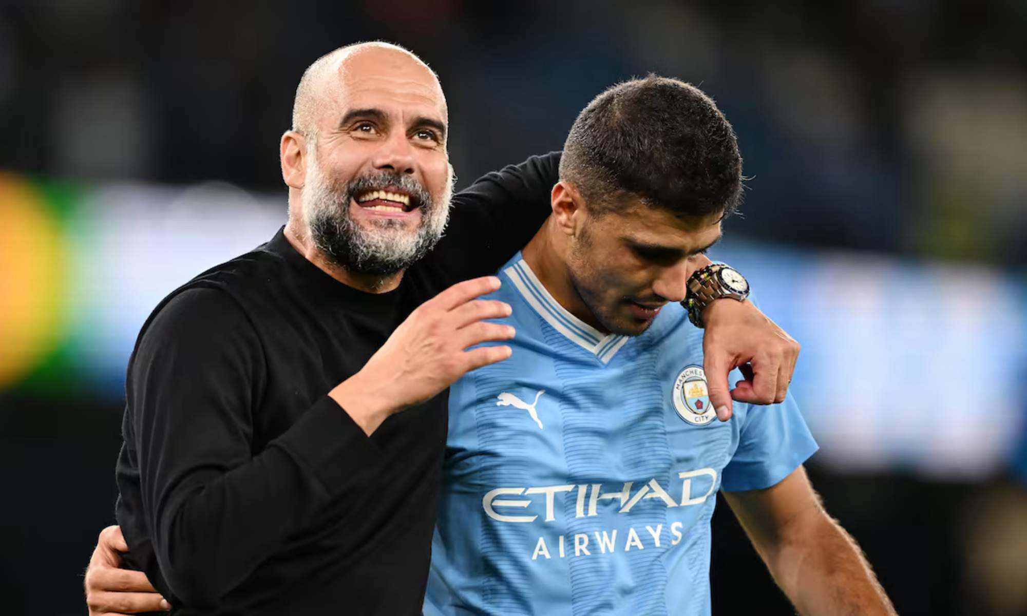 Pep Guardiola, con Rodri Hernández, al final de un partido del Manchester City en la Premier League.