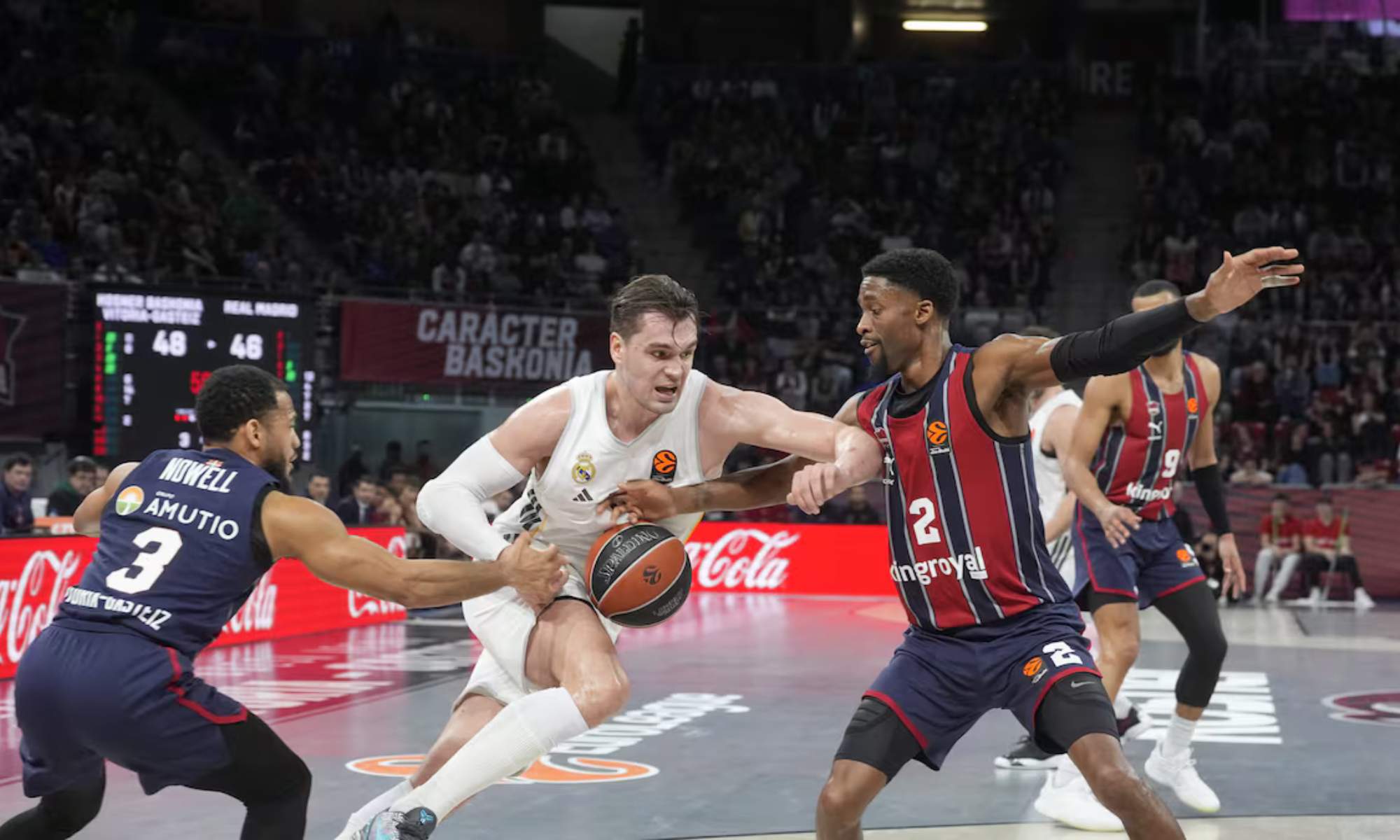Mario Hezonja, intentando avanzar para encestar en el encuentro de Euroliga de esta noche entre el Baskonia y el Real Madrid en Vitoria.
