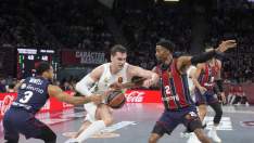 Mario Hezonja, intentando avanzar para encestar en el encuentro de Euroliga de esta noche entre el Baskonia y el Real Madrid en Vitoria.
