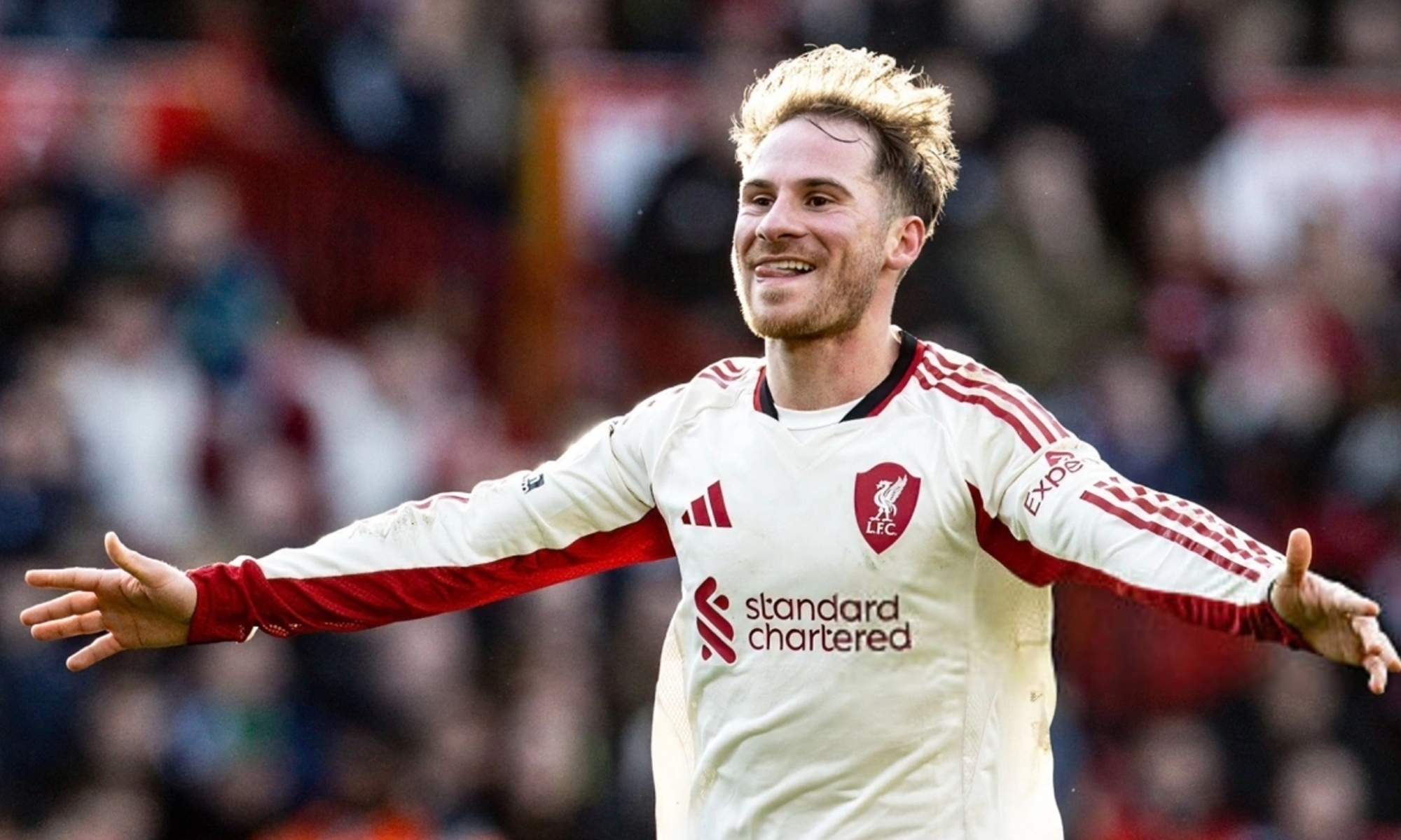 Mac Allister jugando un partido con el Liverpool. 