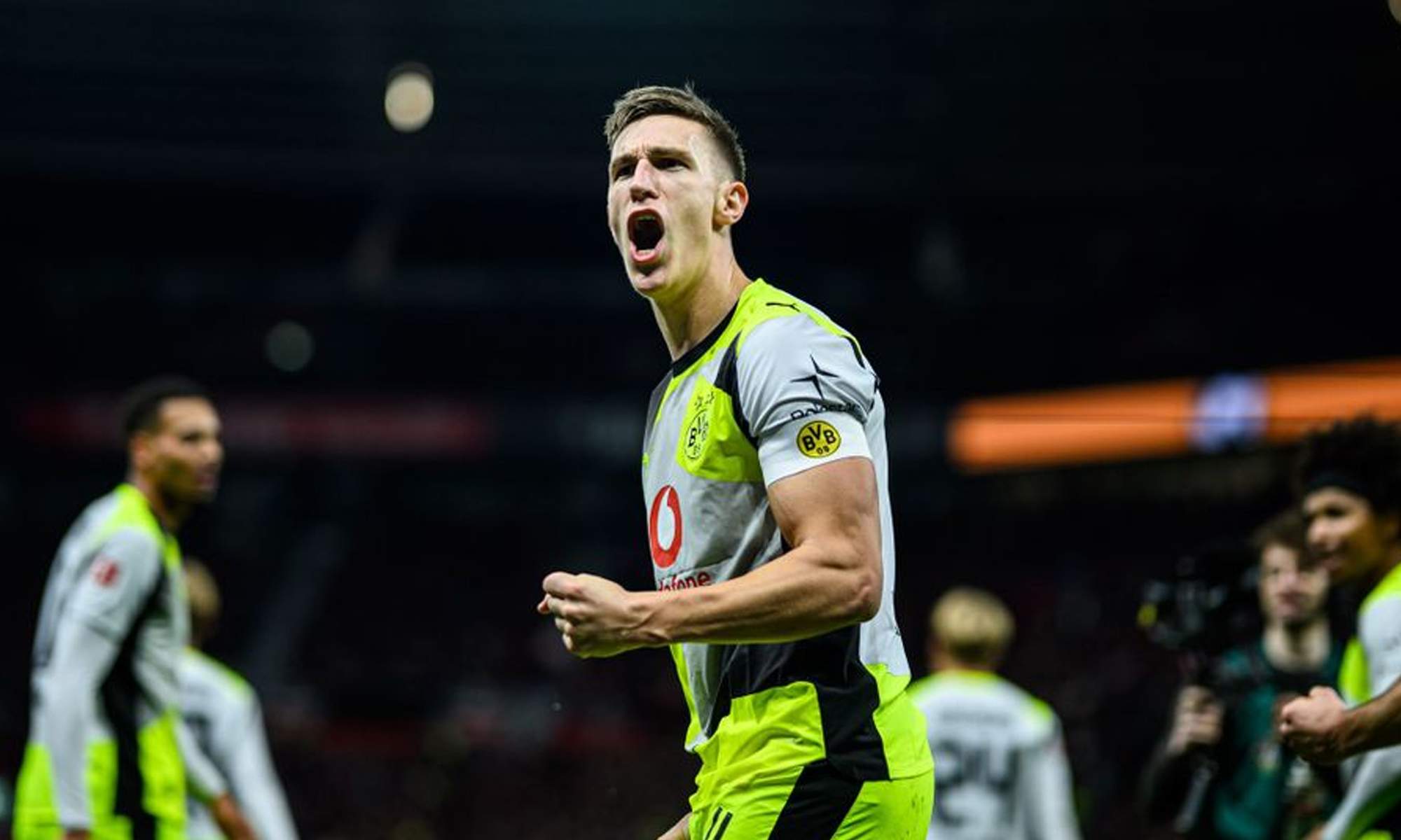 Nico Schlotterbeck celebrando un gol del Borussia Dortmund.