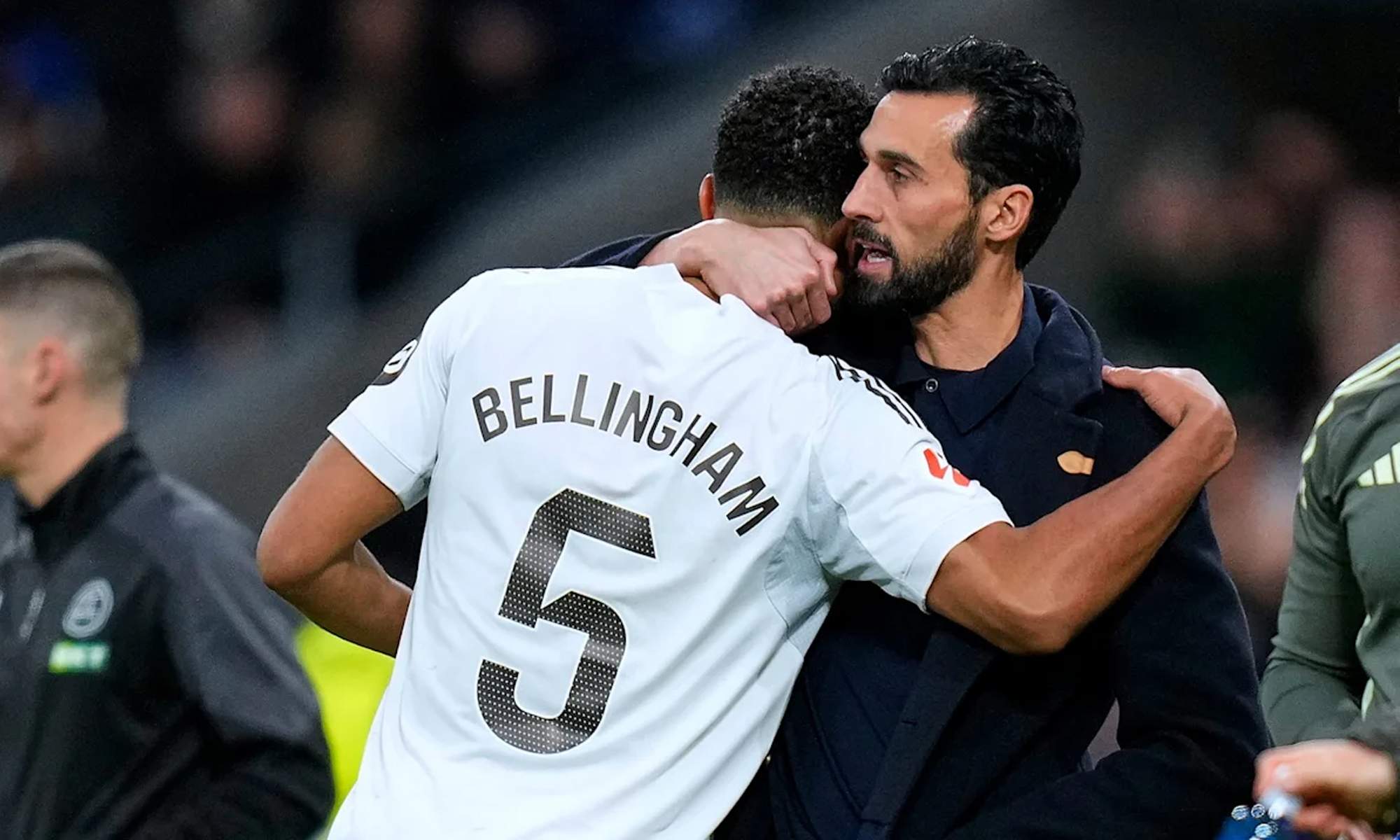 Álvaro Arbeloa abrazando a Jude Bellingham en un partido del Real Madrid.