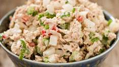 Un plato de ensalada de atún