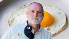 El chef José Andrés y un huevo frito. 