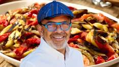 El chef Jesús Sánchez y un plato de escalivada.