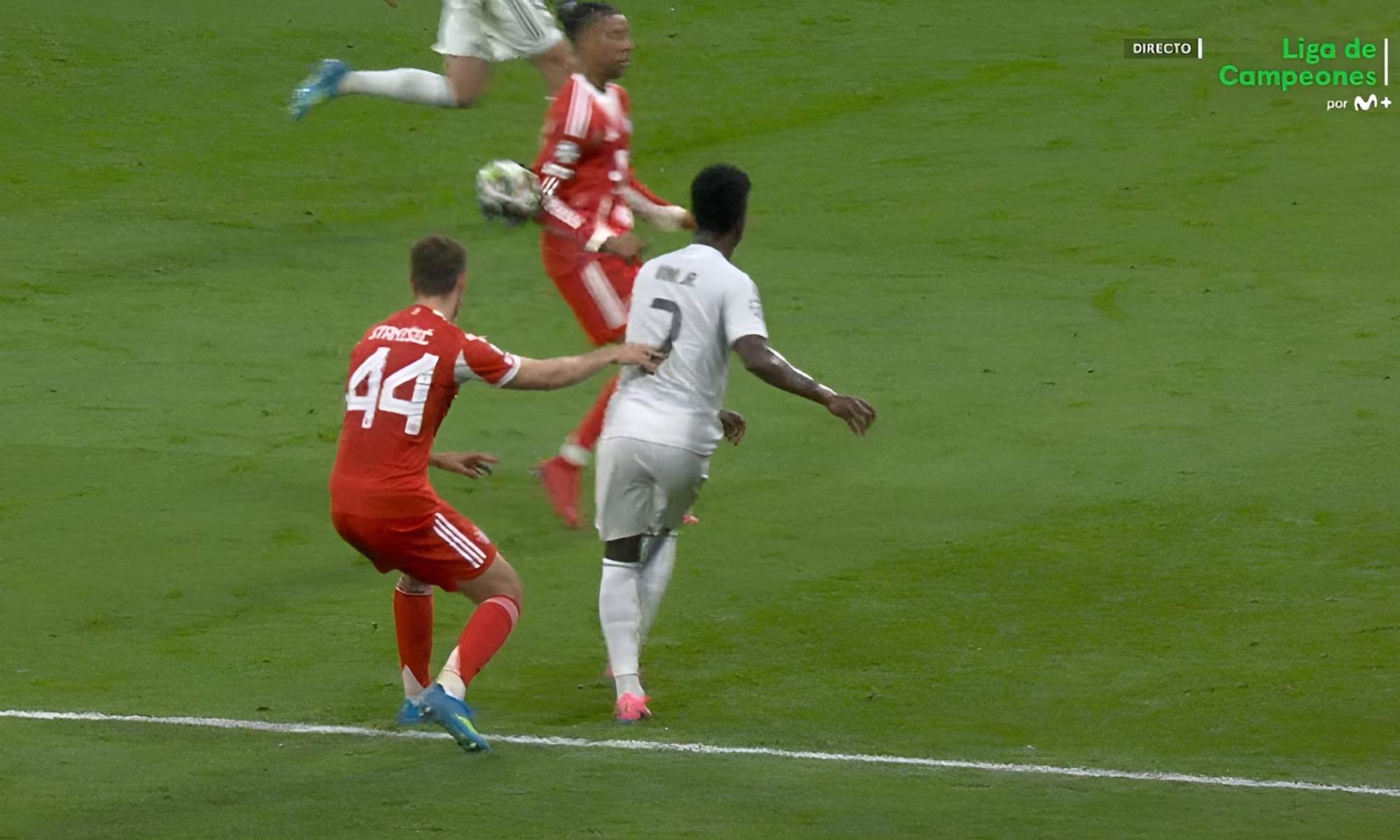 El Real Madrid, maltratado por el árbitro ante el Bayern: mano en el gol de Luis Díaz y penalti sobre Vinicius no señalado