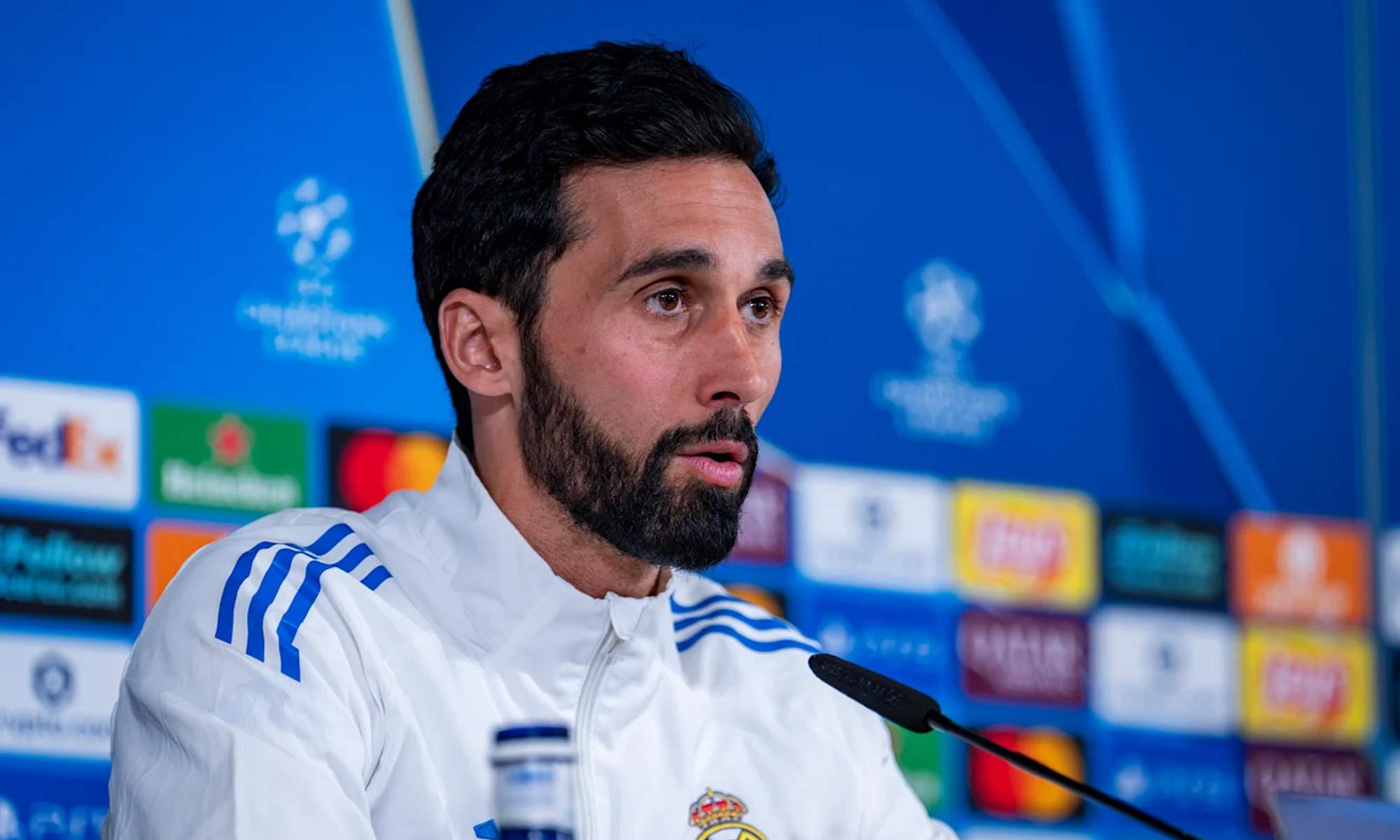 Álvaro Arbeloa hablando en rueda de prensa.