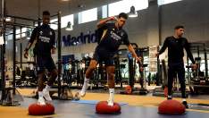 Jude Bellingham, Eduardo Camavinga y Fede Valverde entrenando en el gimnasio.