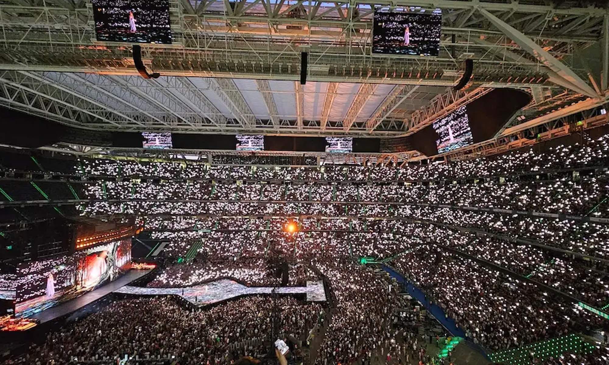 Un concierto en el Santiago Bernabéu con el estadio lleno. 