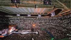Un concierto en el Santiago Bernabéu con el estadio lleno. 
