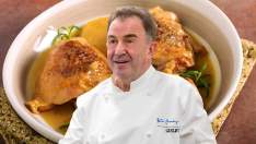 Martín Berasategui y un plato de pollo con salsa. 