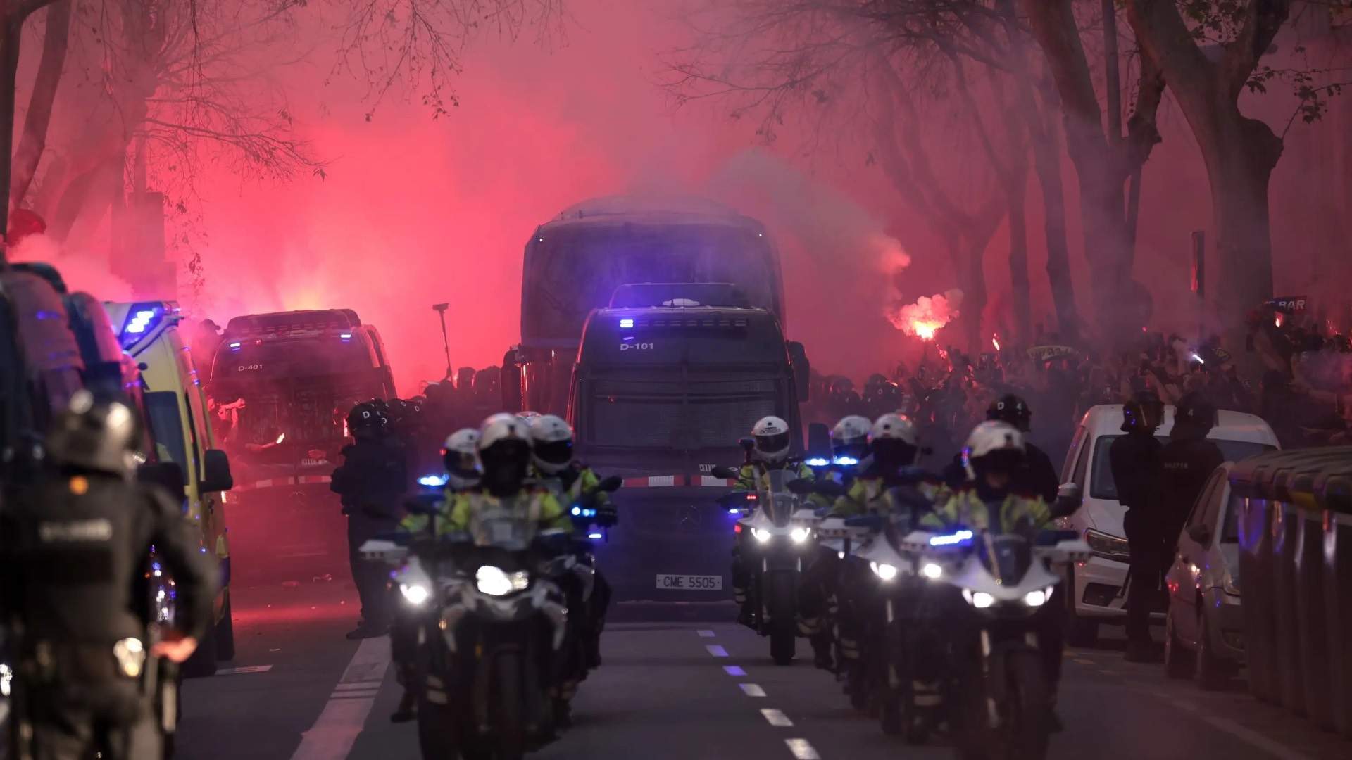 Miserables y sinvergüenzas: aficionados del Barcelona destrozan el cristal del autobús del Atlético de Madrid
