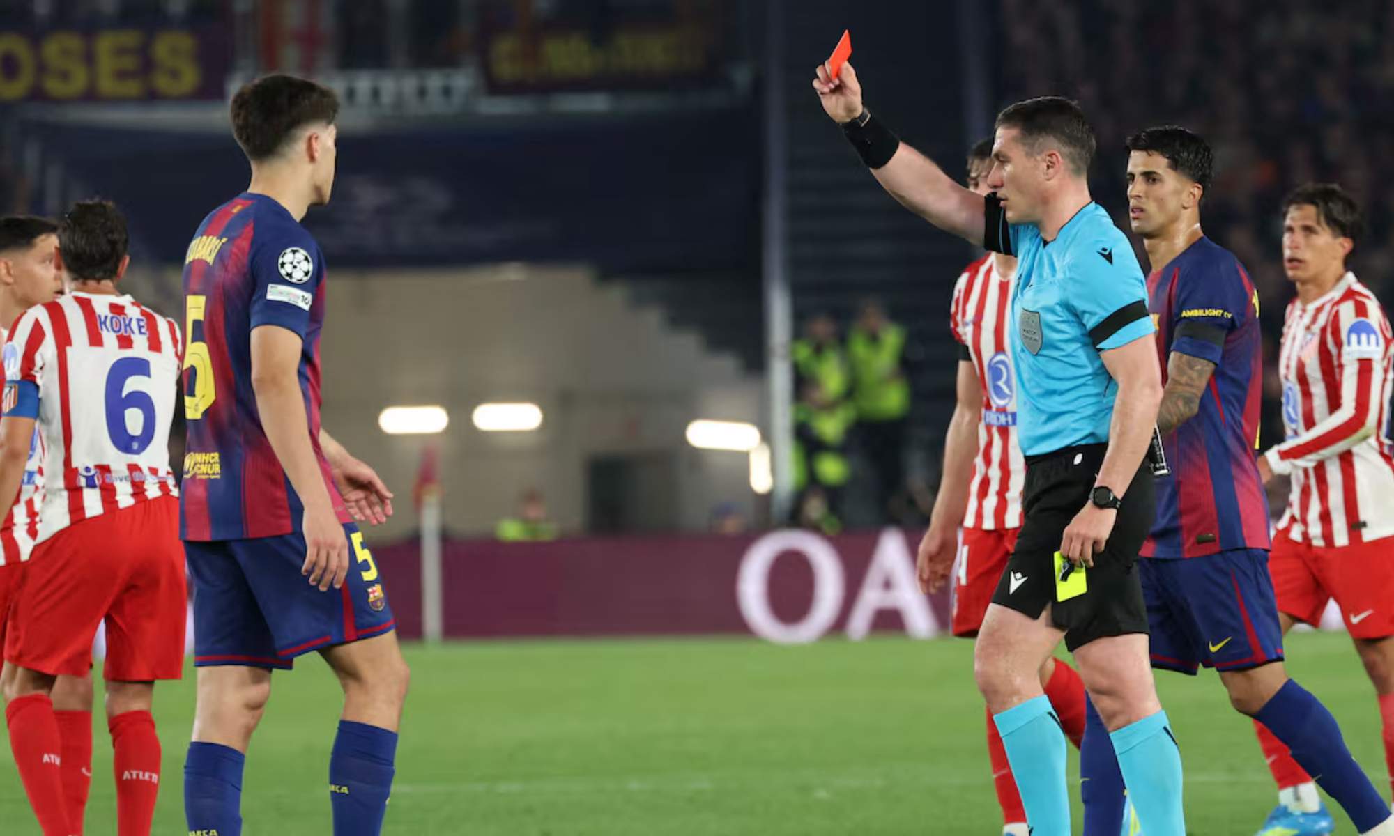 Pau Cubarsí ha sido expulsado antes del descanso ante el Atlético de Madrid en la ida de los cuartos de Champions.