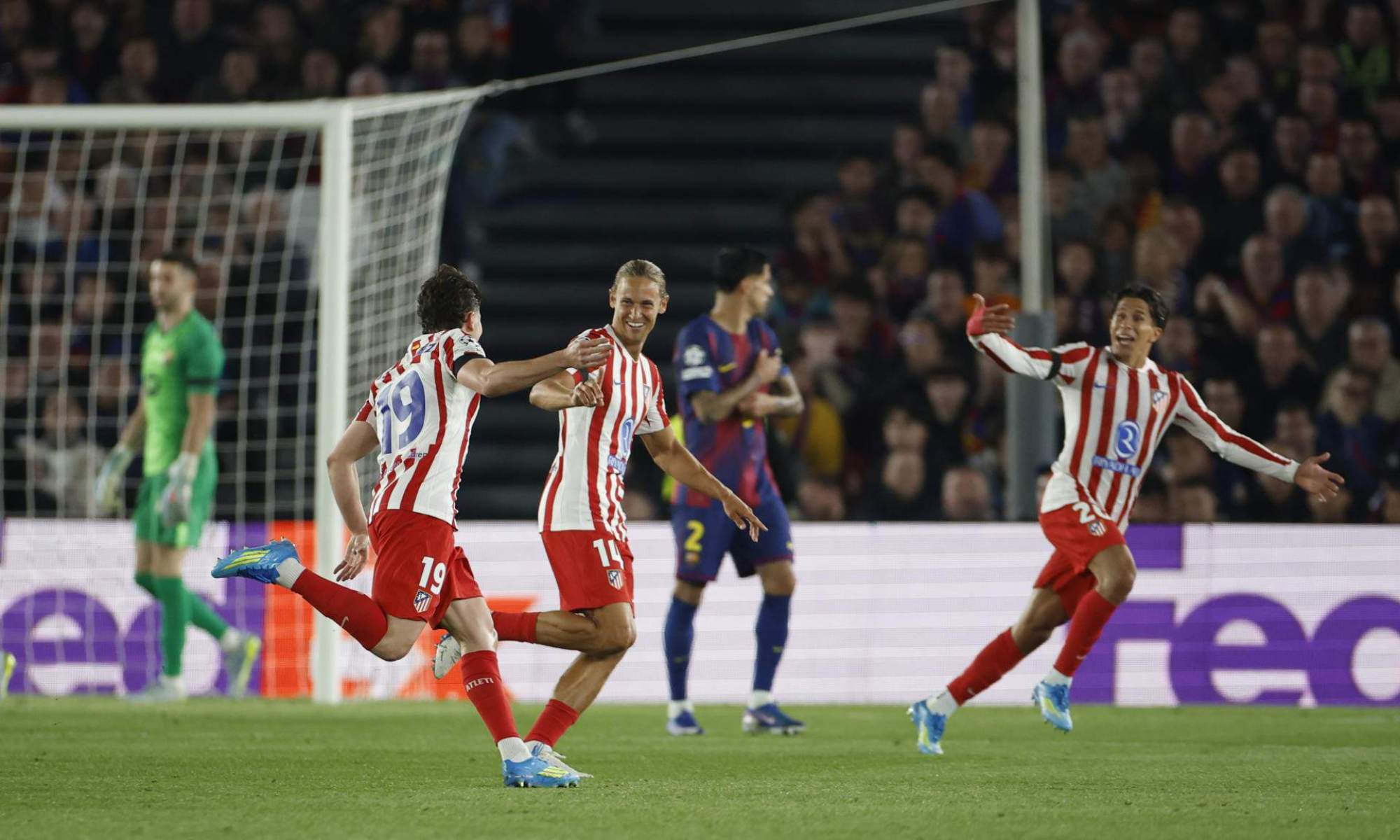 Los futbolistas del Atlético, celebrando uno de los goles anotados en el Camp Nou ante el Barça en la ida de cuartos de Champions.