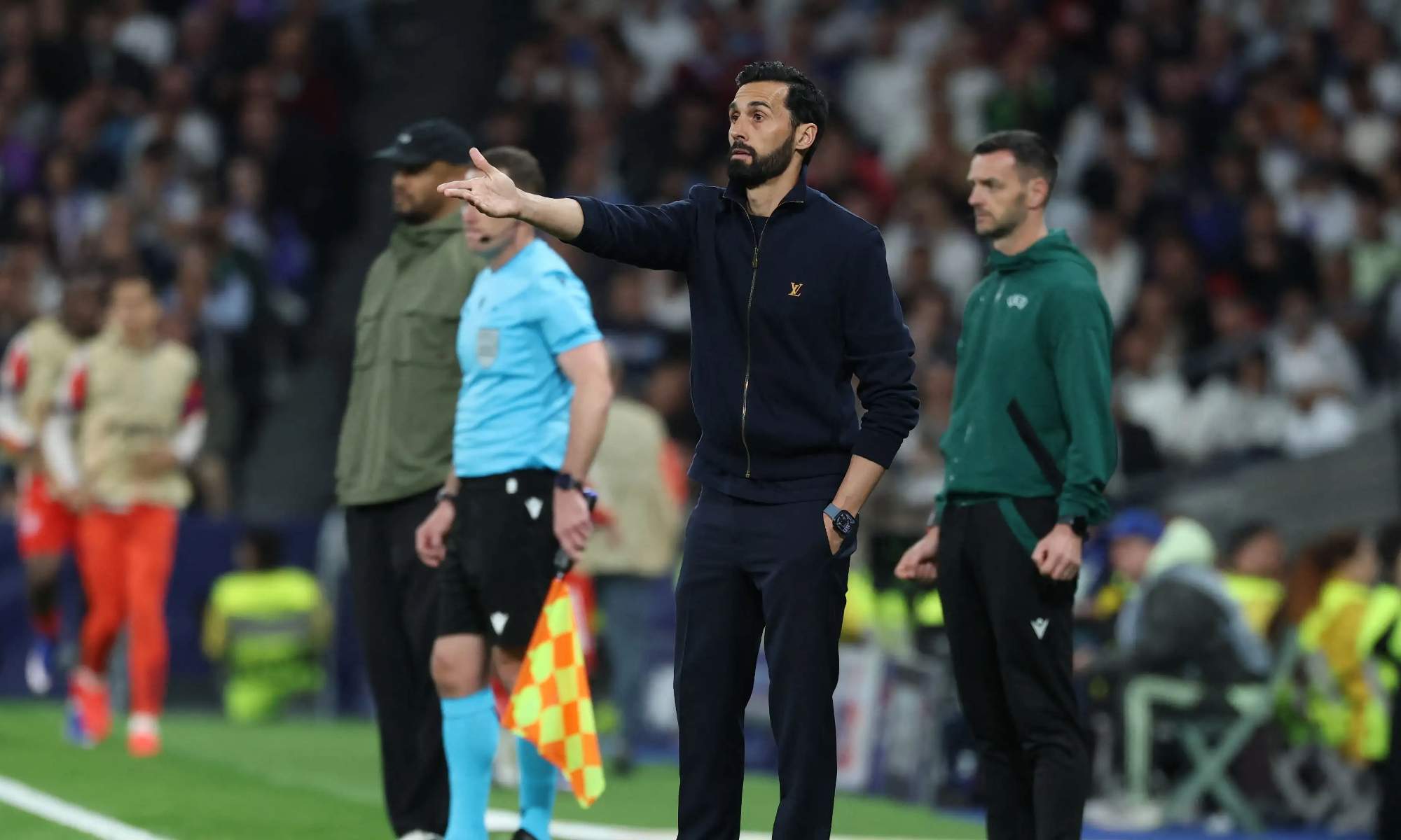 Álvaro Arbeloa, dando instrucciones a los futbolistas del Real Madrid en el encuentro de este martes contra el Bayern Múnich.
