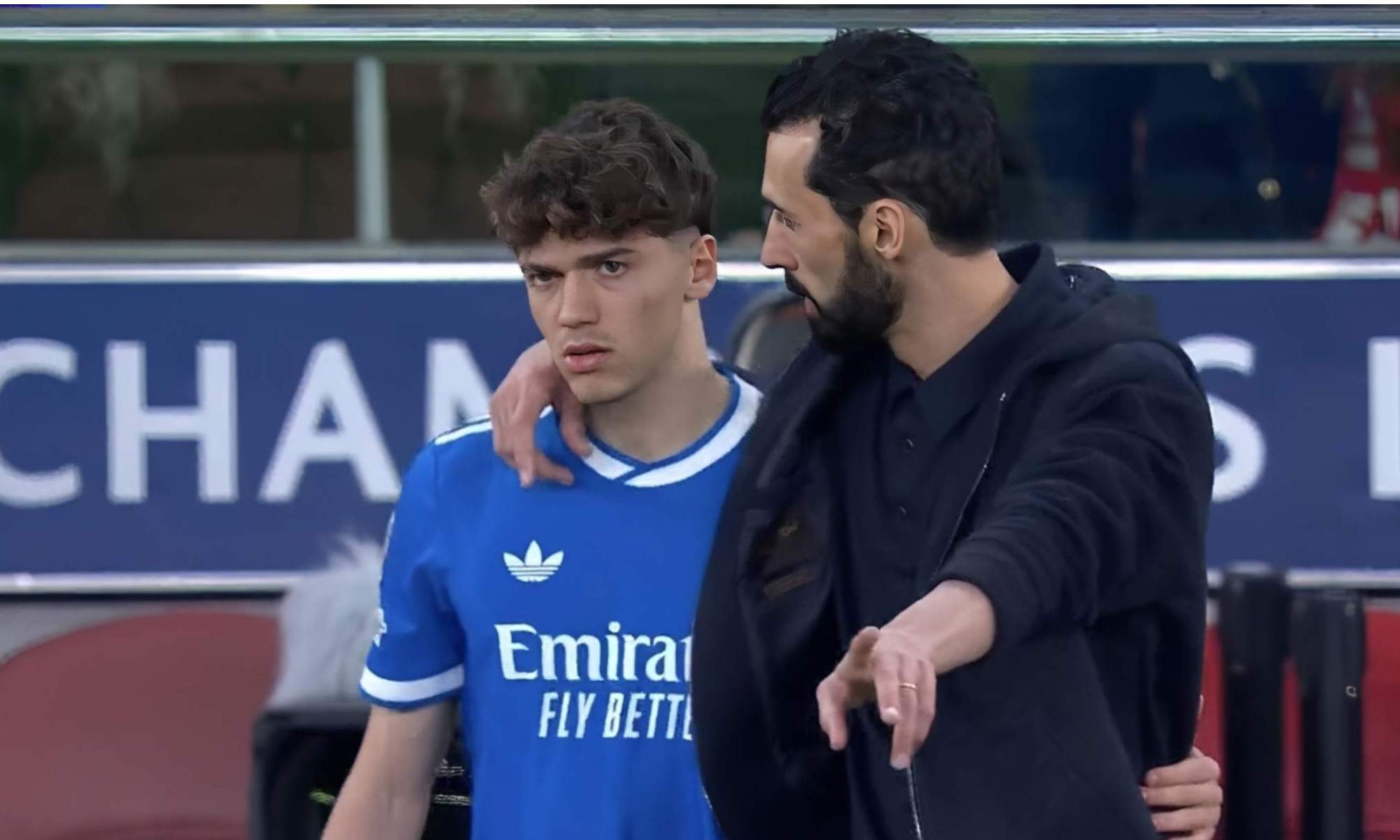 Thiago Pitarch y Álvaro Arbeloa jugando un partido con el Real Madrid.