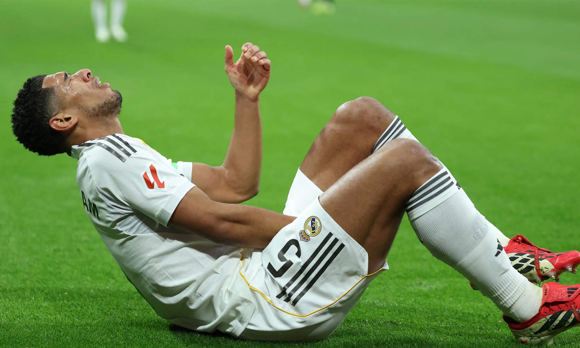 Jude Bellingham lesionado en un partido del Real Madrid.