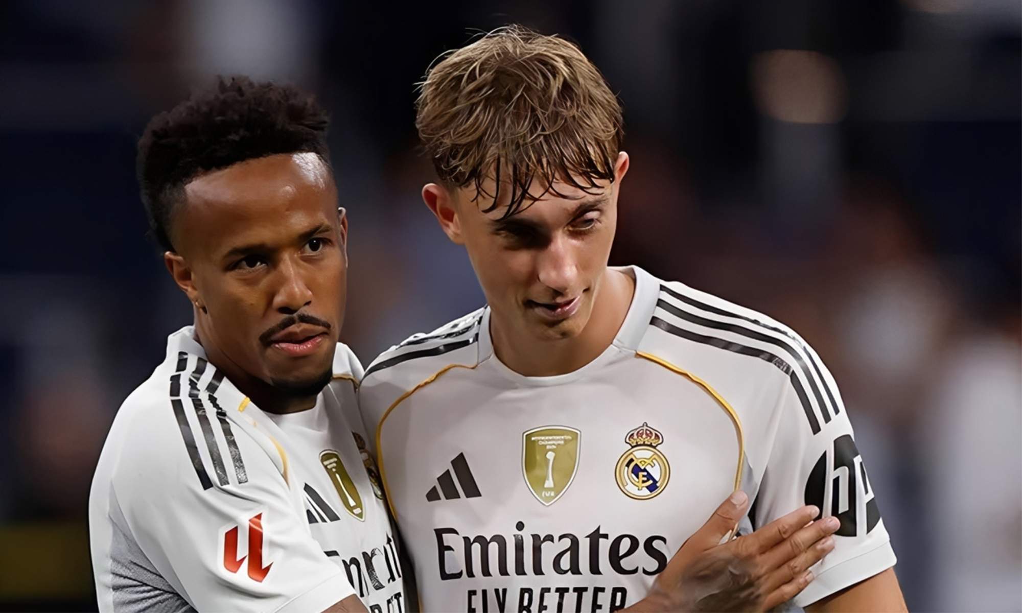 Dean Huijsen y Eder Militao jugando un partido con el Real Madrid.
