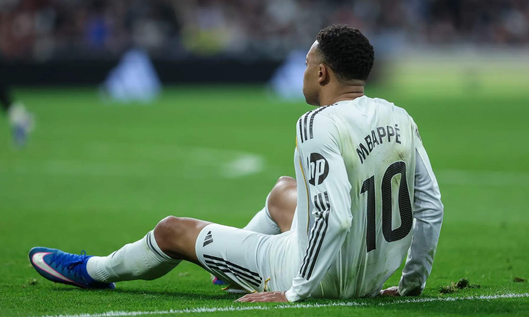 Kylian Mbappé con molestias en un partido del Real Madrid.