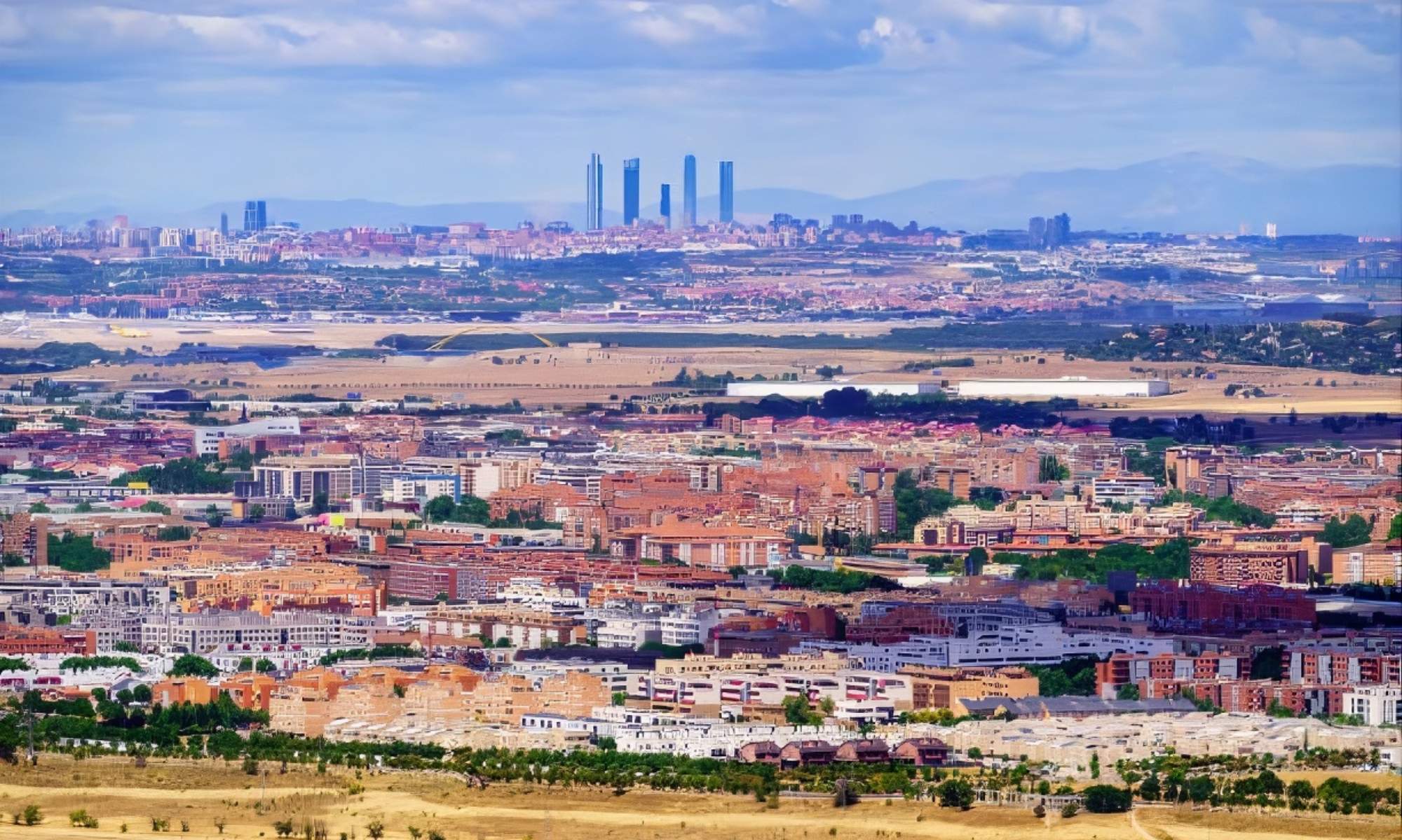 Imagen panorámica de la ciudad de Alcalá de Henares, con Madrid al fondo.
