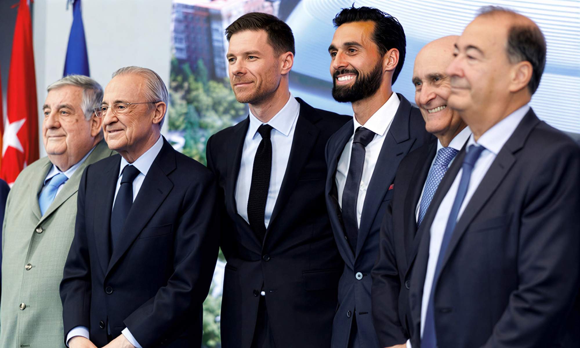 Florentino Pérez, con los vicepresidentes Pedro López Jiménez y Eduardo Fernández de Blas, en la presentación de Xabi Alonso, con Álvaro Arbeloa y José Martínez Sánchez 'Pirri'. 