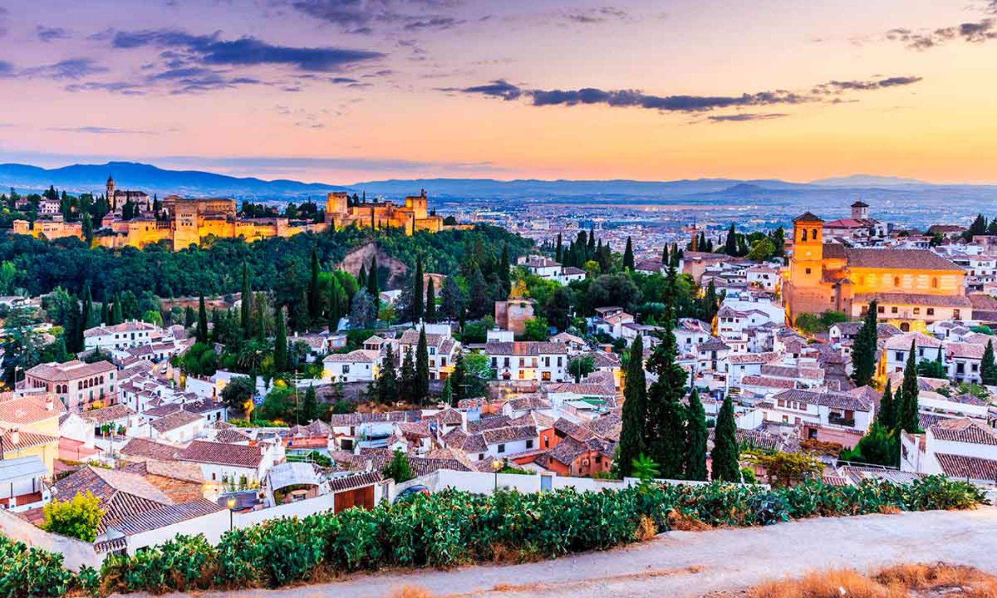 Granada es una de las ciudades más bonitas y más turísticas de España.
