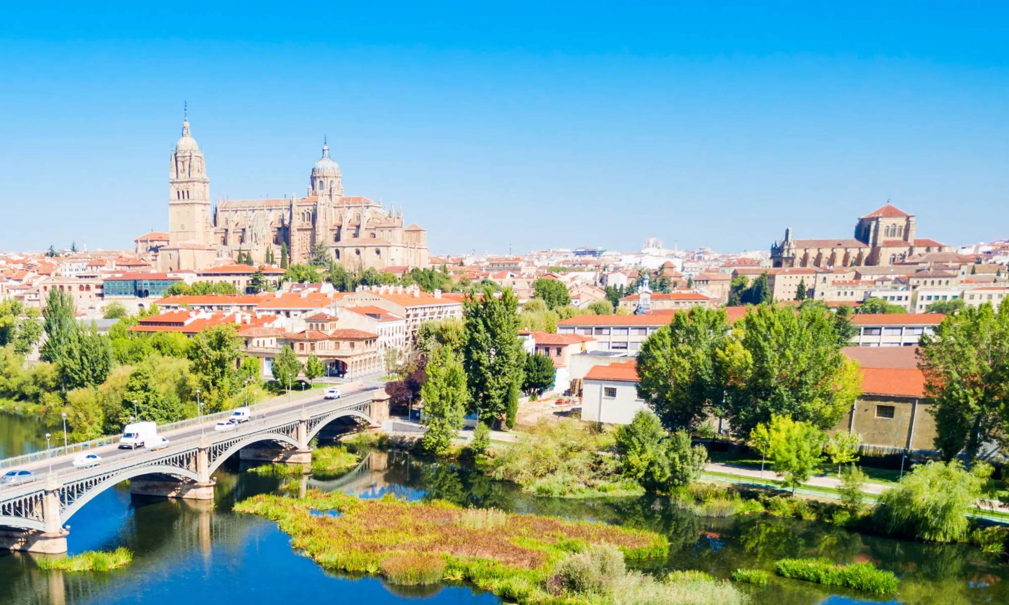Salamanca es la ciudad donde nació Álvaro Arbeloa y destaca por su importancia histórica y arquitectónica de España.