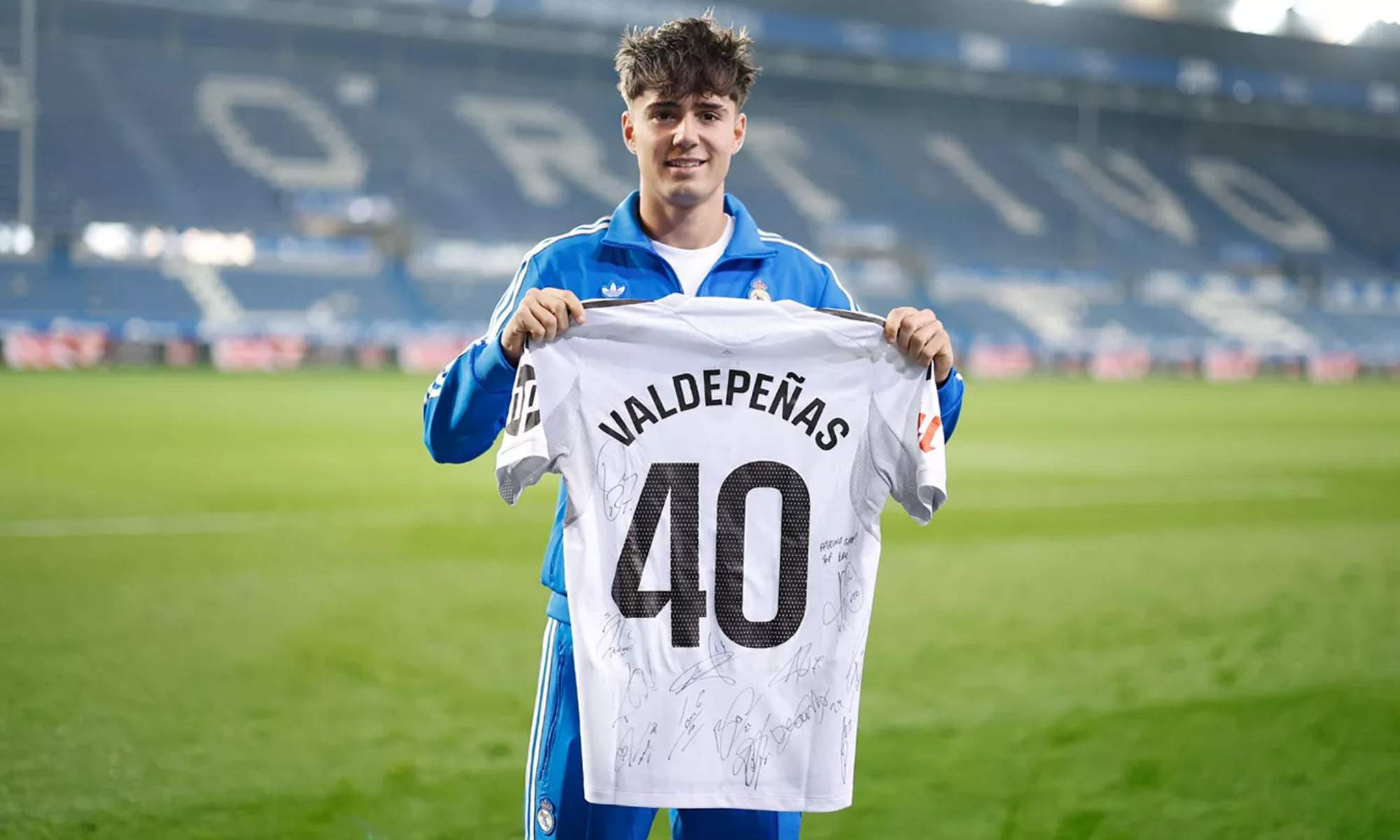 Víctor Valdepeñas, posando con la camiseta del Real Madrid, firmada por el resto de la plantilla, en su debut con el primer equipo el pasado 14 de diciembre.