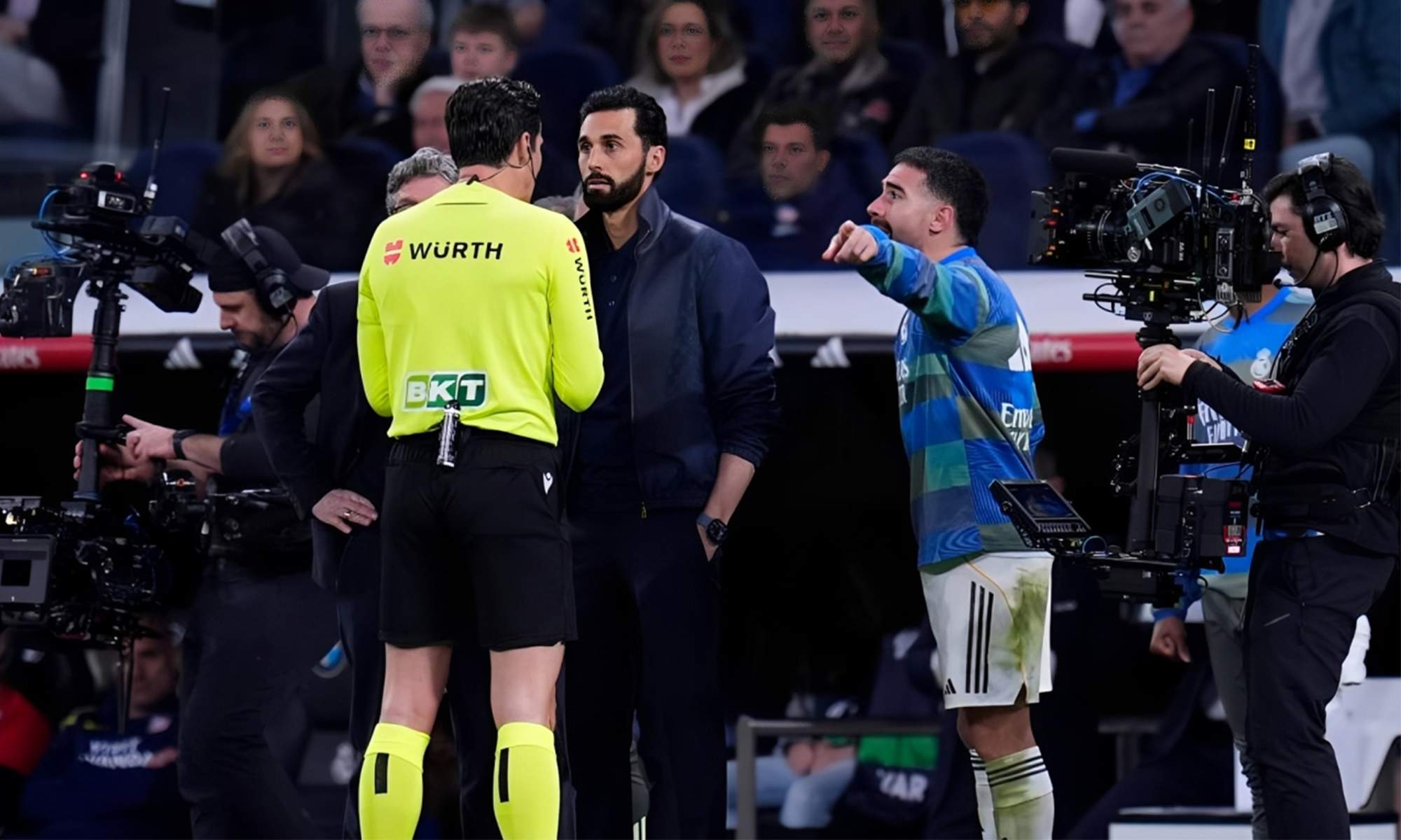 Álvaro Arbeloa protestando al árbitro en un partido del Real Madrid.