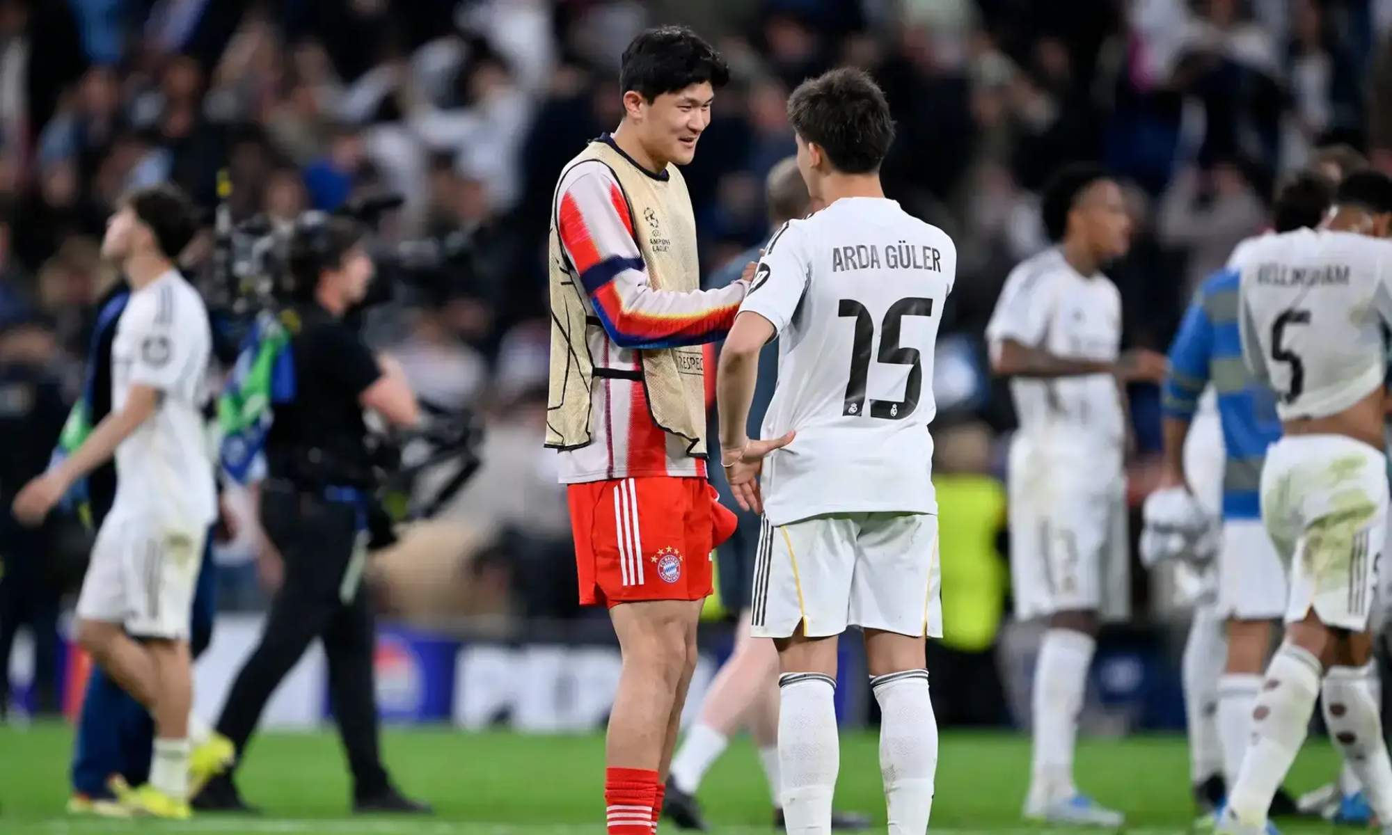 Arda Güler, hablando con Kim Min-jae al término del partido de la pasada semana entre el Real Madrid y el Bayern Múnich en el Santiago Bernabéu.