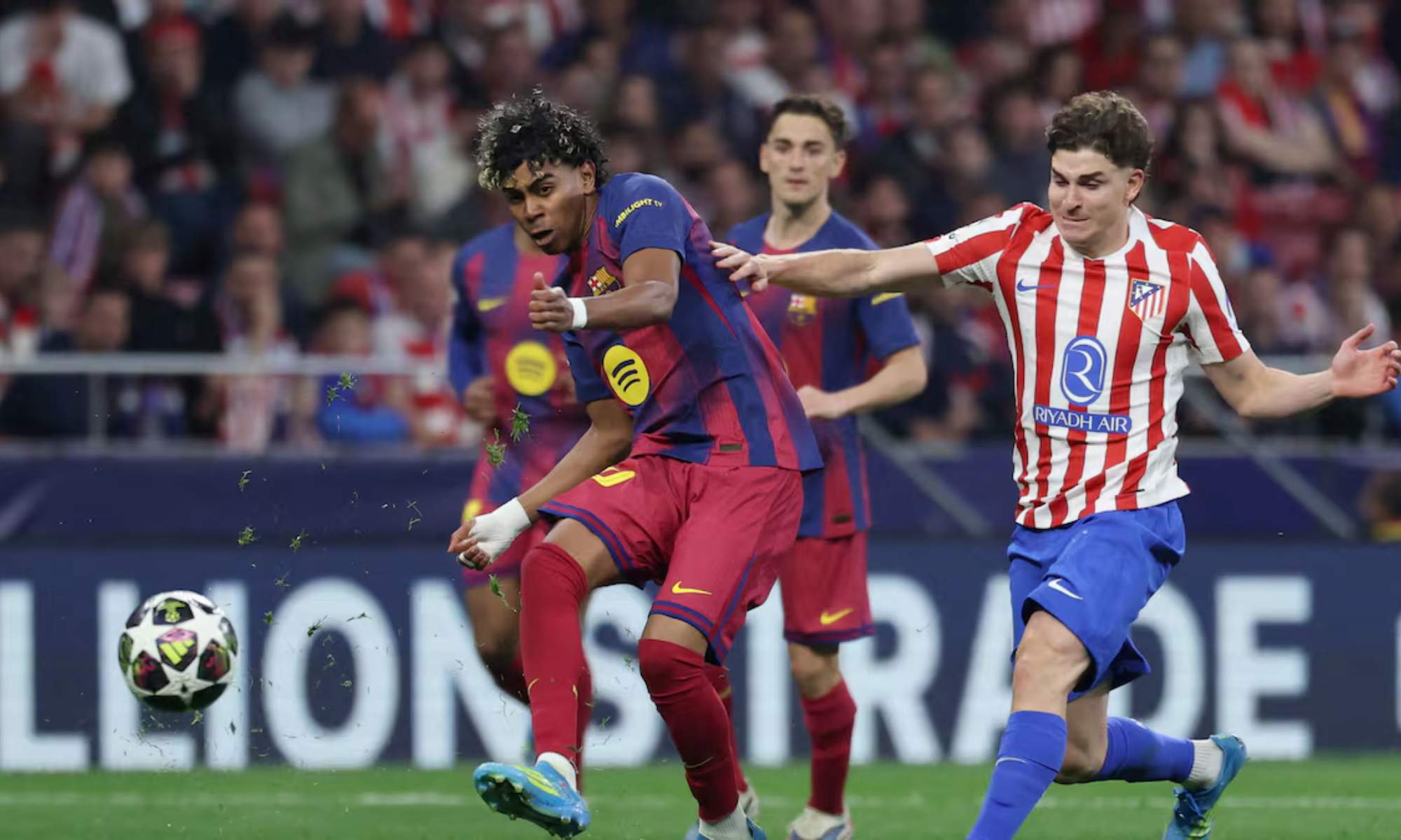 Lamine Yamal y Julián Álvarez, durante una acción del partido de esta noche entre el Atlético y el Barça en el Metropolitano.