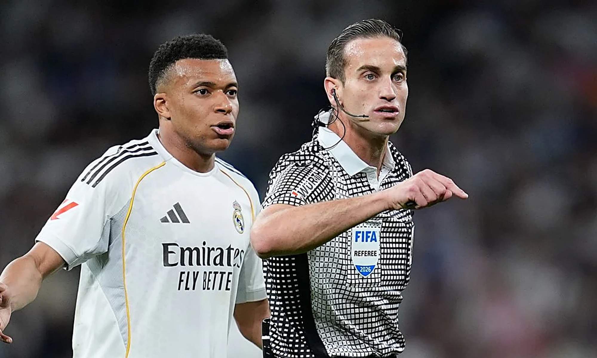 Alberola Rojas y Kylian Mbappé en un partido del Real Madrid.