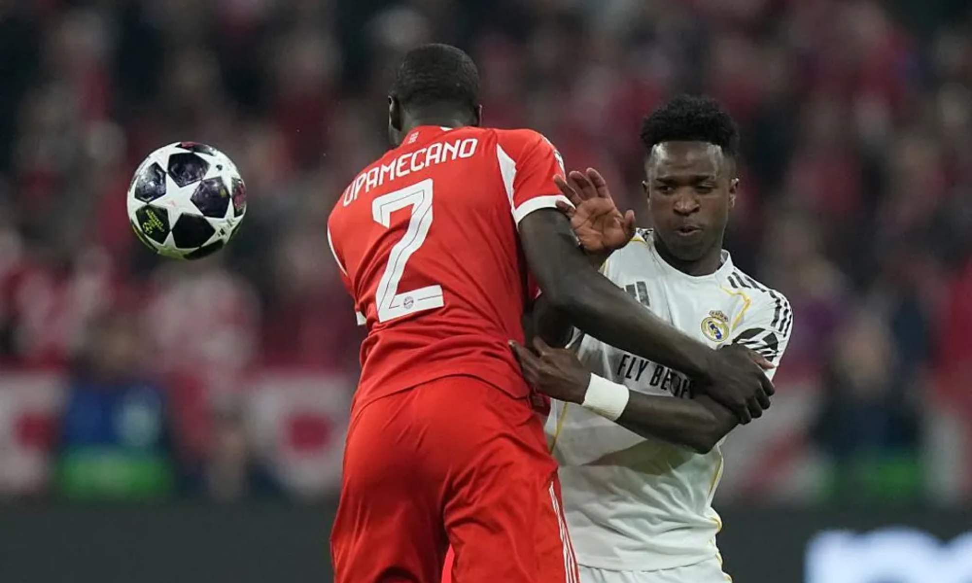 Dayot Upamecano, sujetando a Vinicius Junior durante el partido entre el Bayern Múnich y el Real Madrid en el Allianz Arena.