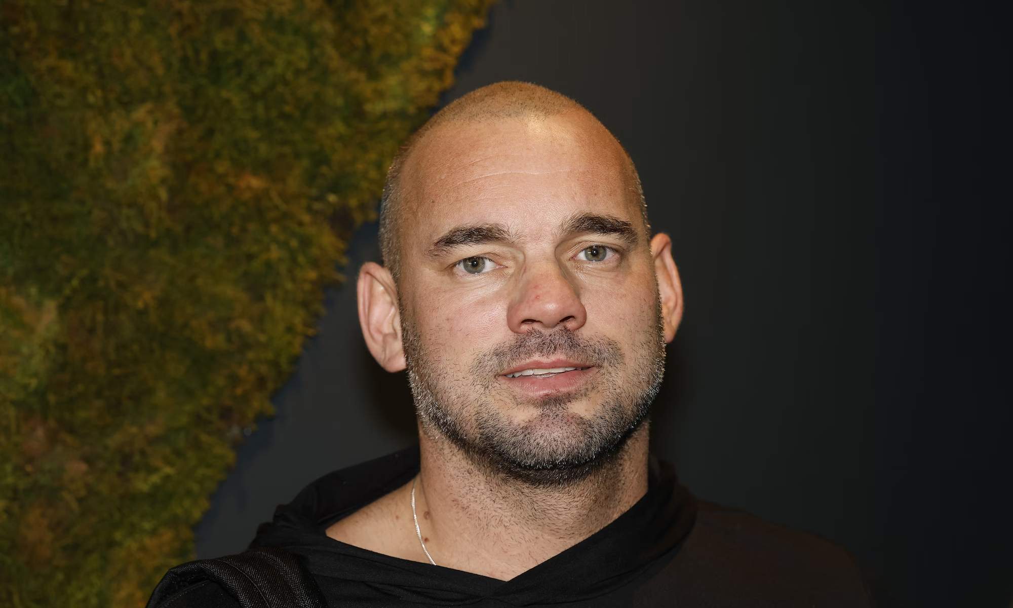 Sneijder posando para una entrevista.