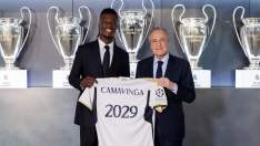 Florentino Pérez, con Eduardo Camavinga tras la última renovación del jugador con el Real Madrid. Florentino Pérez, con Eduardo Camavinga tras la última renovación del jugador con el Real Madrid.