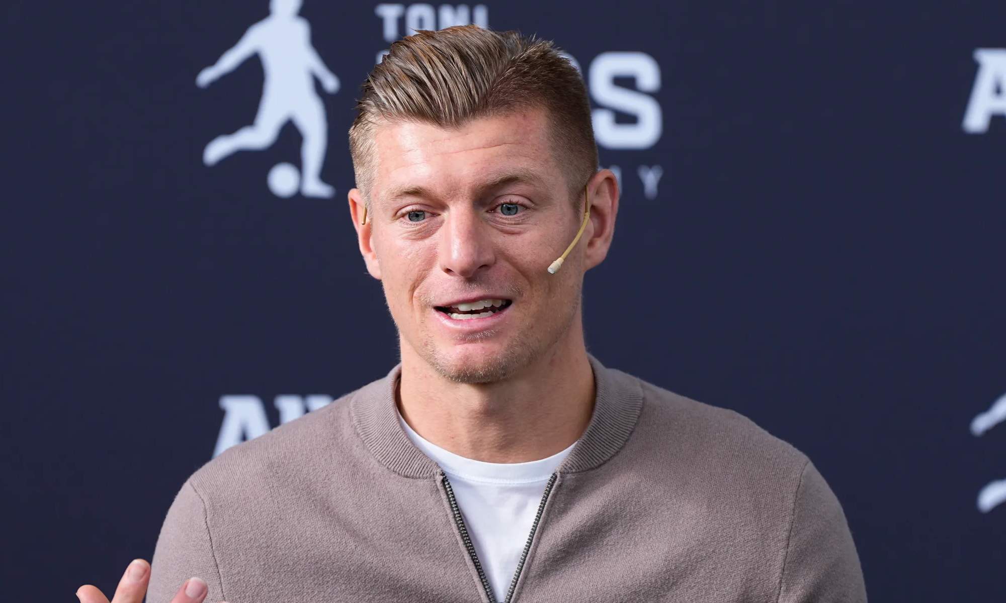 Toni Kroos dando su opinión en una entrevista. 