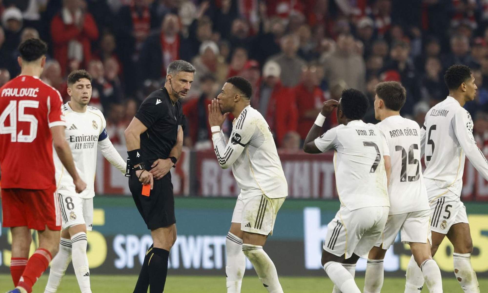 El árbitro del Bayern Múnich - Real Madrid expulsando a Eduardo Camavinga. 