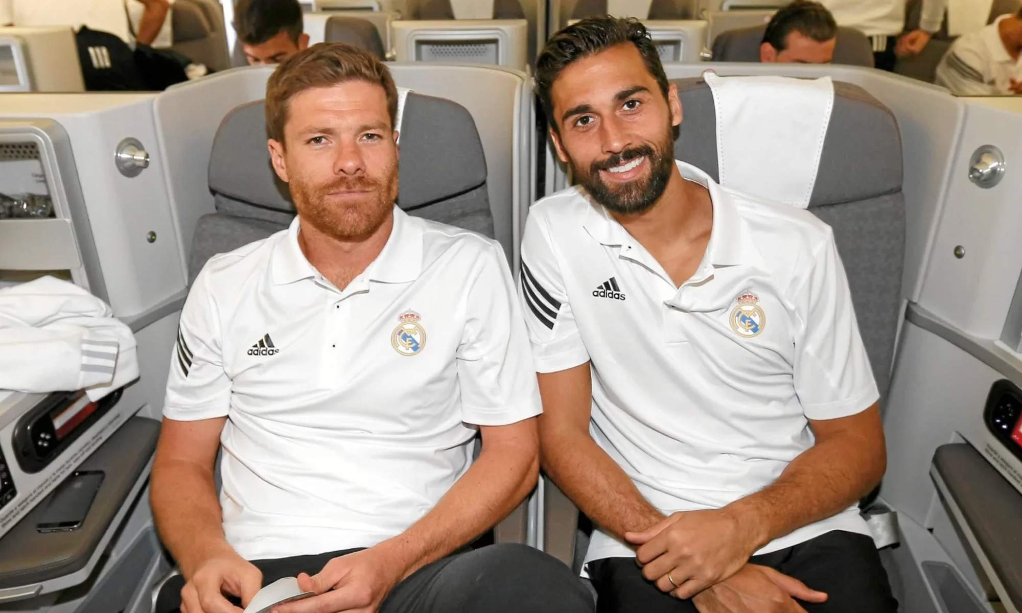 Xabi Alonso y Álvaro Arbeloa viajando con el Real Madrid.