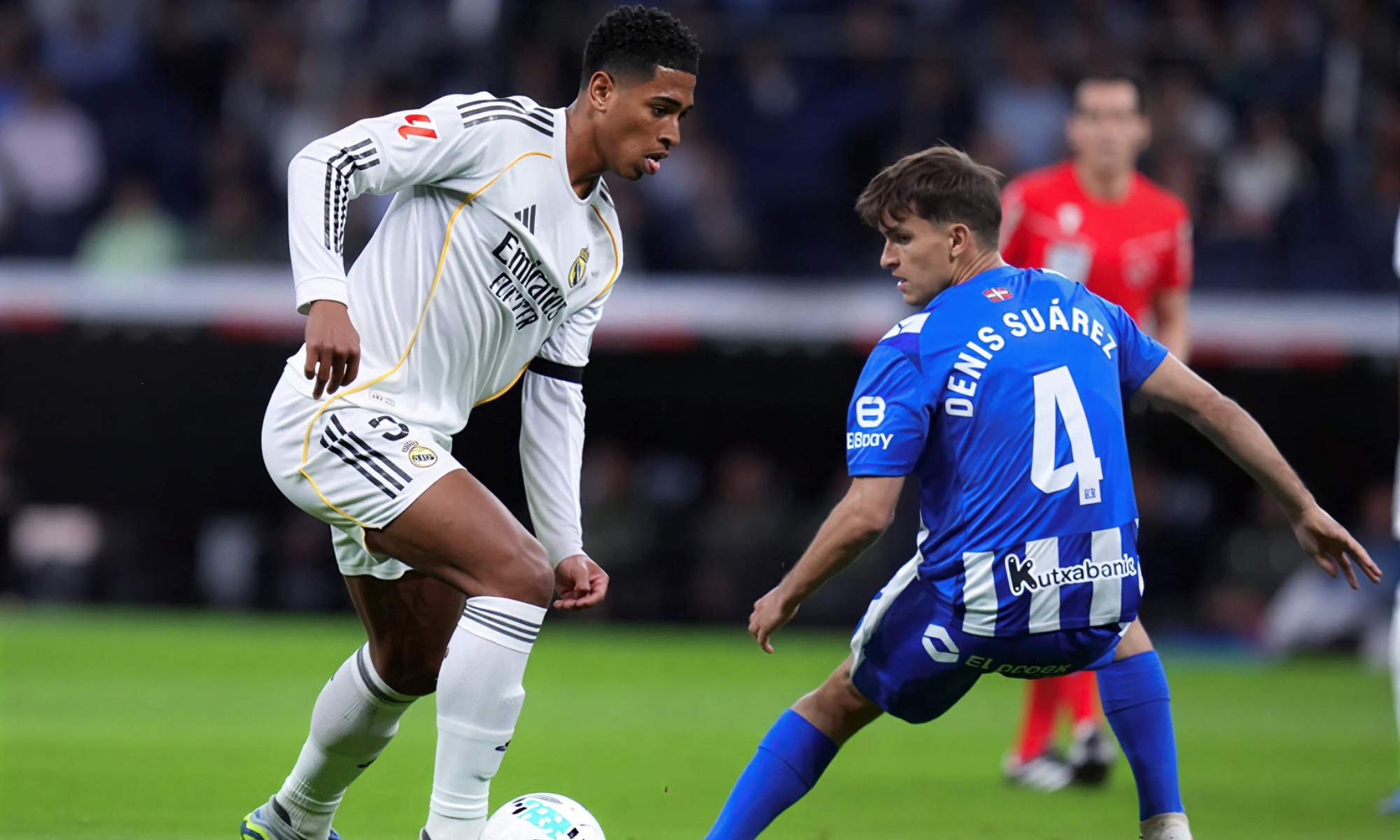 Jude Bellingham, intentando sortear el marcaje de Denis Suárez durante el partido de esta noche entre el Real Madrid y el Alavés.