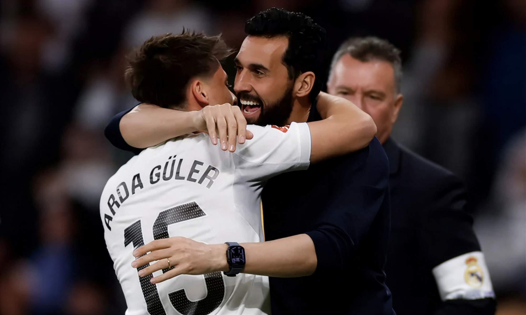 Álvaro Arbeloa se abraza con Arda Güler después de un gol del futbolista en un partido del Real Madrid durante esta temporada.