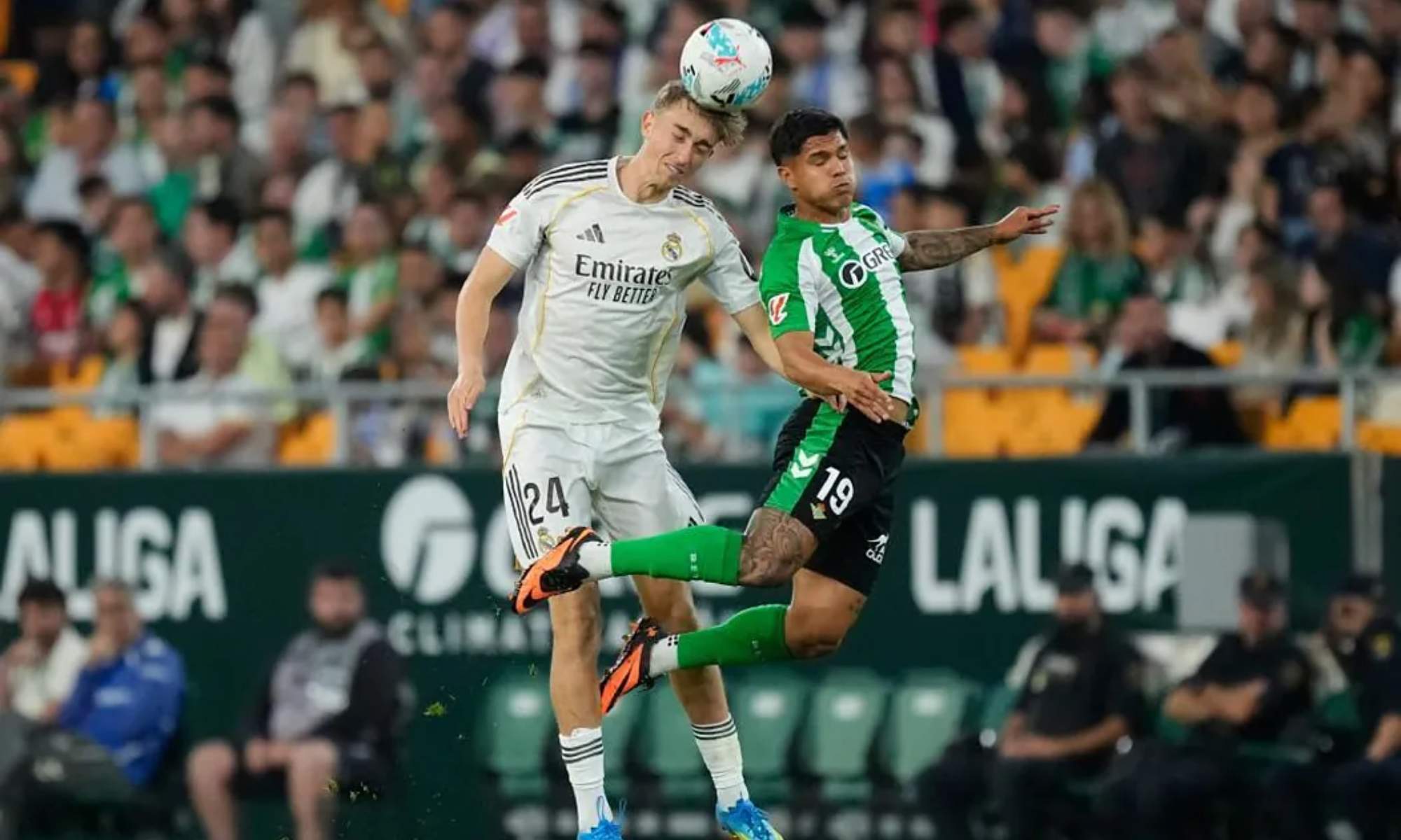 Dean Huijsen y Cucho Hernández, buscando un balón aéreo durante el partido.