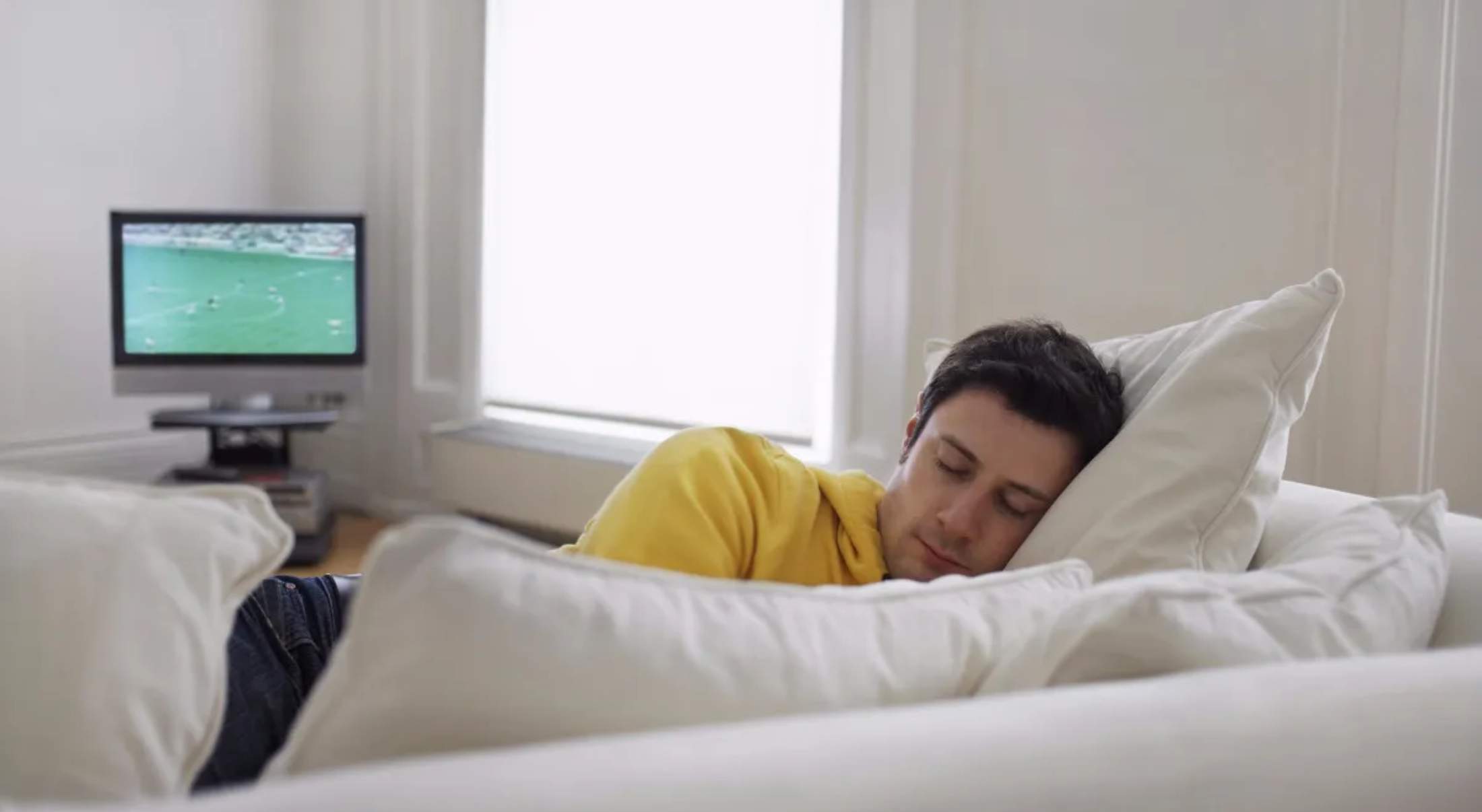 Los expertos avisan de dormir con la televisión encendida