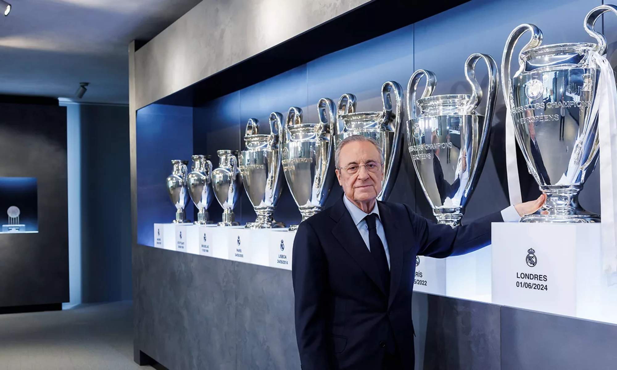 Florentino Pérez, con todas las Copas de Europa ganadas por el Real Madrid de fondo.