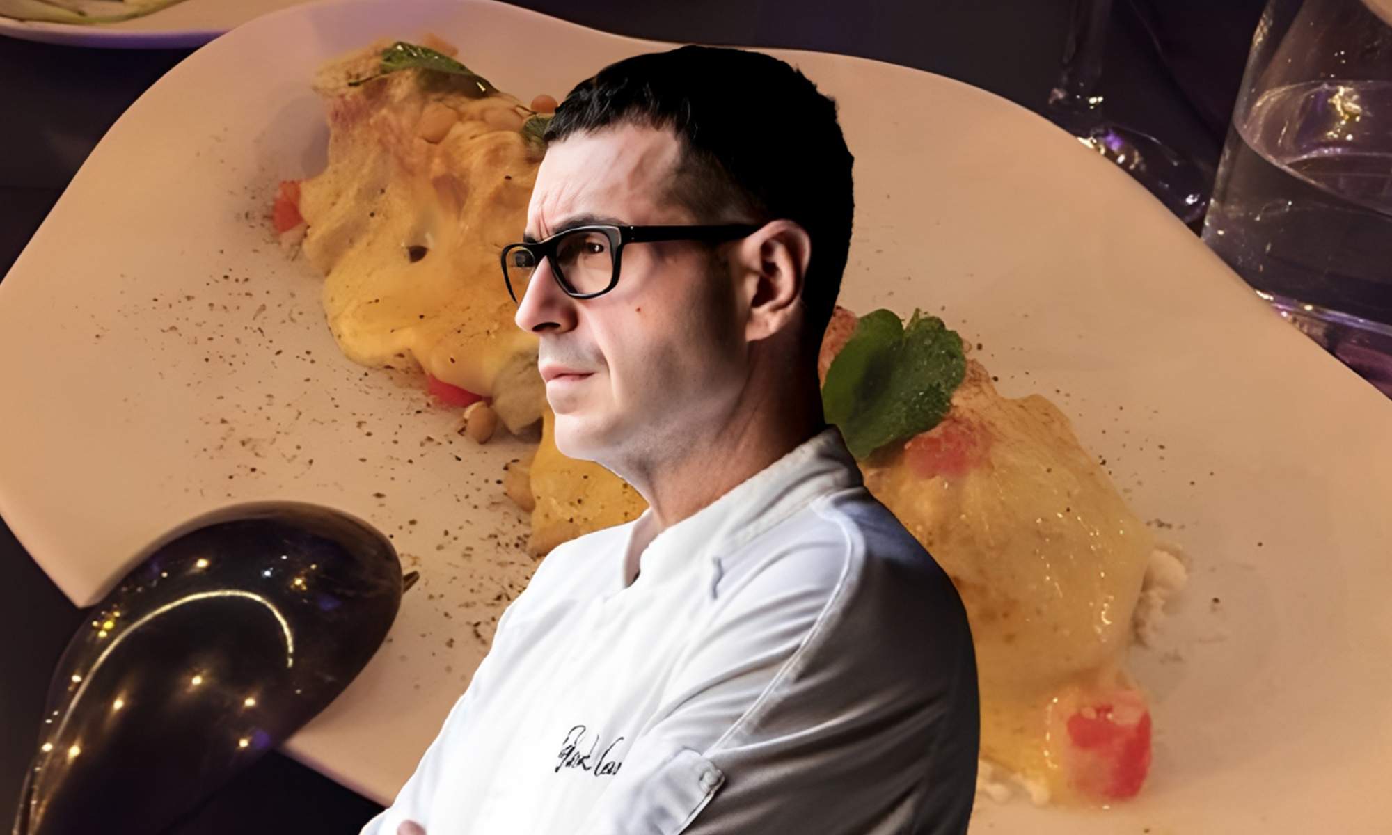 Ricard Camarena y un plato de berenjena asada con bonito y vinagreta, del chef Ricard Camarena.