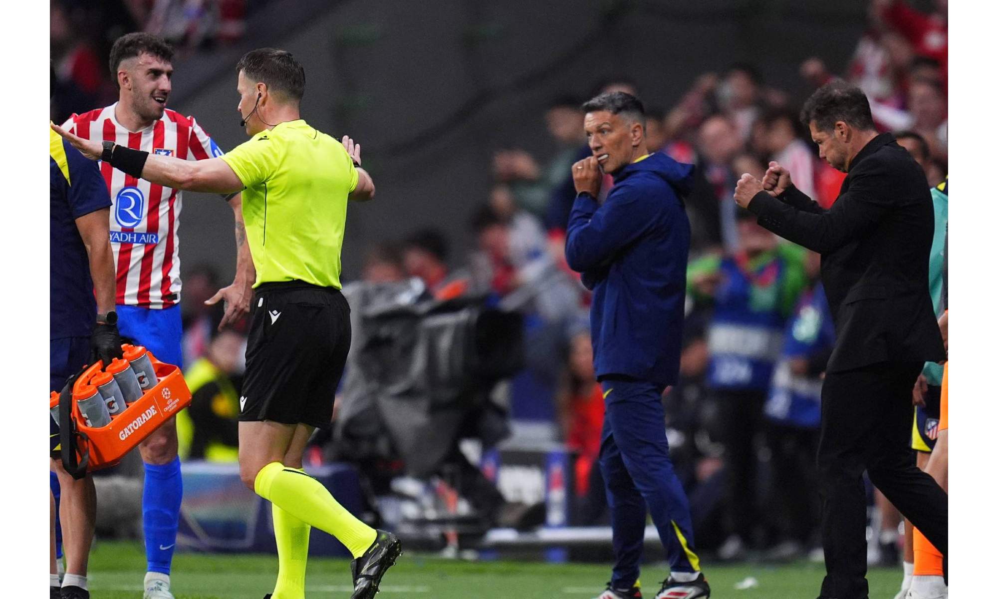 Las artimañas de Diego Pablo Simeone han encendido a Steve McManaman tras el penalti que no le señalaron al Arsenal en las semifinales de Champions con el Atlético.
